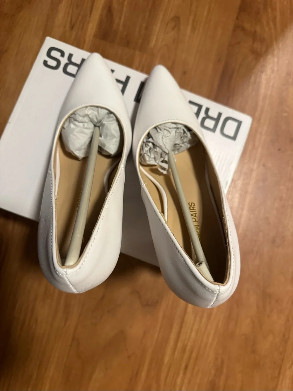 Dream Pairs White Pointed Toe heels